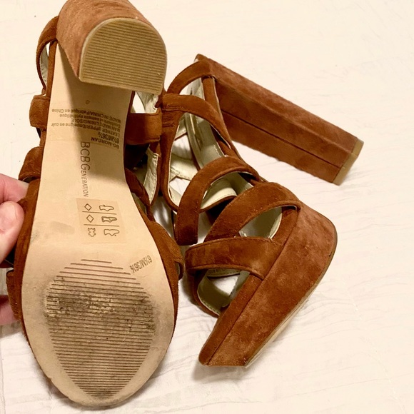 BCBG tan side Platform heel. - Picture 7 of 8